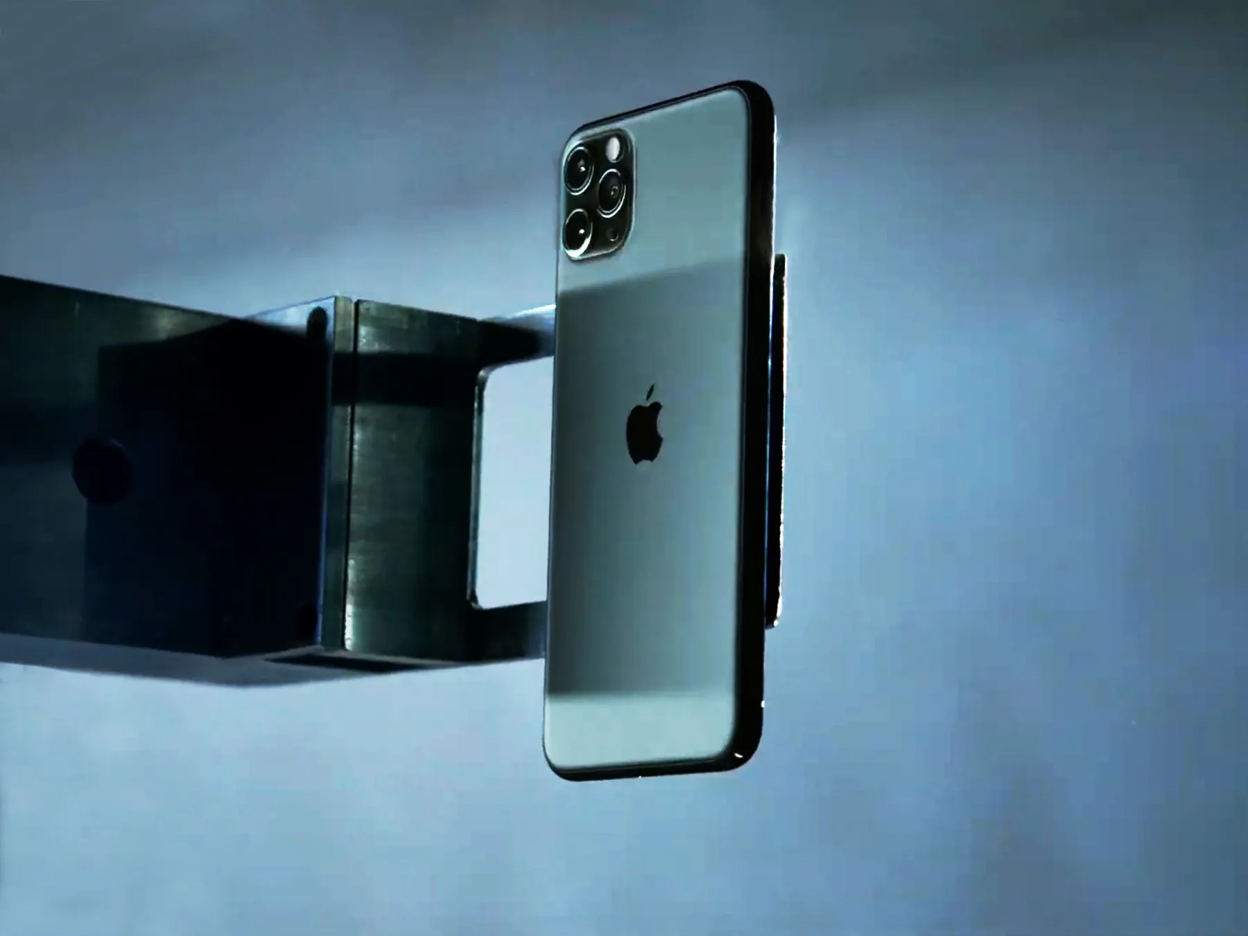 Chip a 13 bionic. iPhone 11 Pro con un brazo robotico